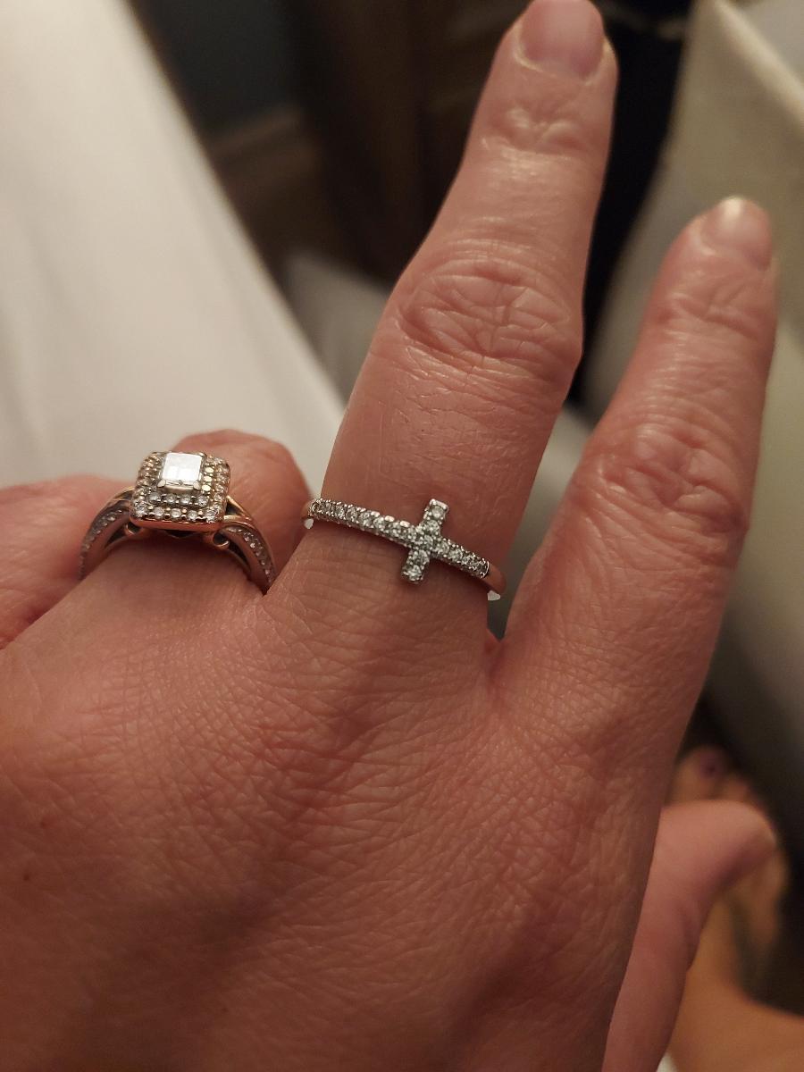A Stylish And Minimalist Cross Ring for Women Featuring Micro-Set Zirconia Stones Perfect for Daily Wear Casual Parties Engagements Weddings And As a Commitment Gift photo review