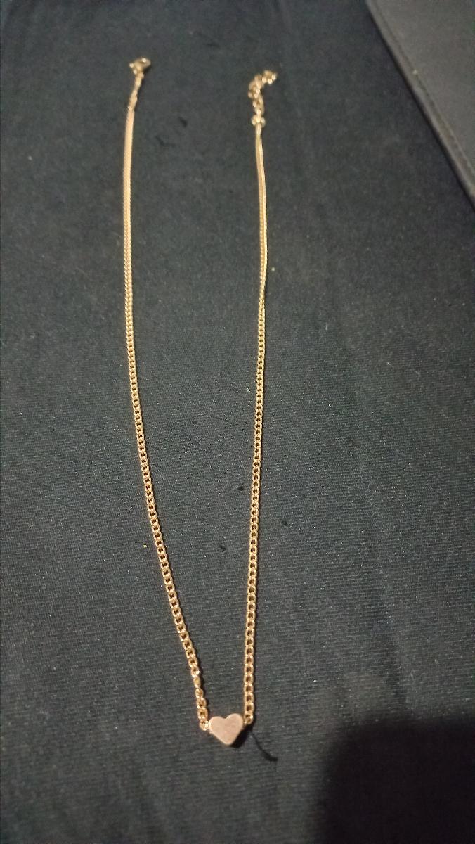 Vintage Golden-Tone Heart Pendant Necklace for Women - Elegant Minimalist Alloy Chain Jewelry, Durable Everyday & Vacation Wear, Year-Round Versatile Accessory, Heart Necklace, Special Occasion Jewelry, Delicate Jewelry, Fine Jewelry, Women's Jewelry, Fashion Accessory photo review