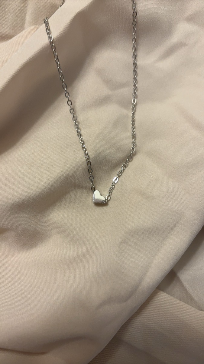 1pc Vintage Heart Pendant Necklace, Delicate and Minimalist Women's Alloy Collarbone Chain, Suitable for All Seasons, Perfect Valentine's Day Gift photo review