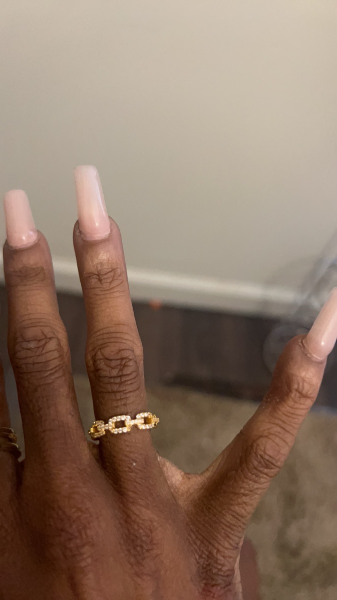 A Copper Ring with Cubic Synthetic Zirconia Inlay in Chain Design, Suitable for Women's Daily Wear and Parties photo review