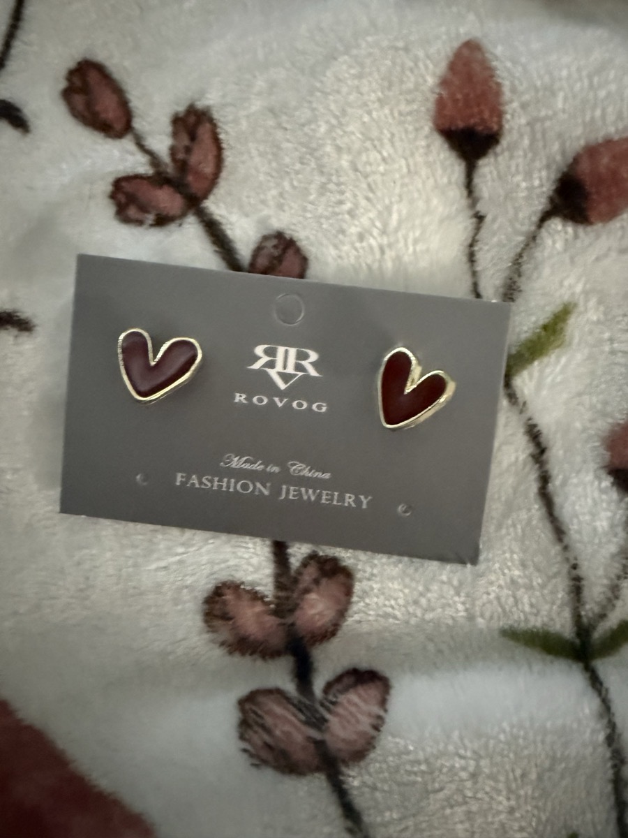1 Pair Elegant Red Heart Stud Earrings for Women – Chic and Simple Zinc Alloy Design, Perfect for Casual Attire or Gifting, Everyday Earrings | Chic Design | Zinc Alloy Jewelry, Cute Earrings photo review