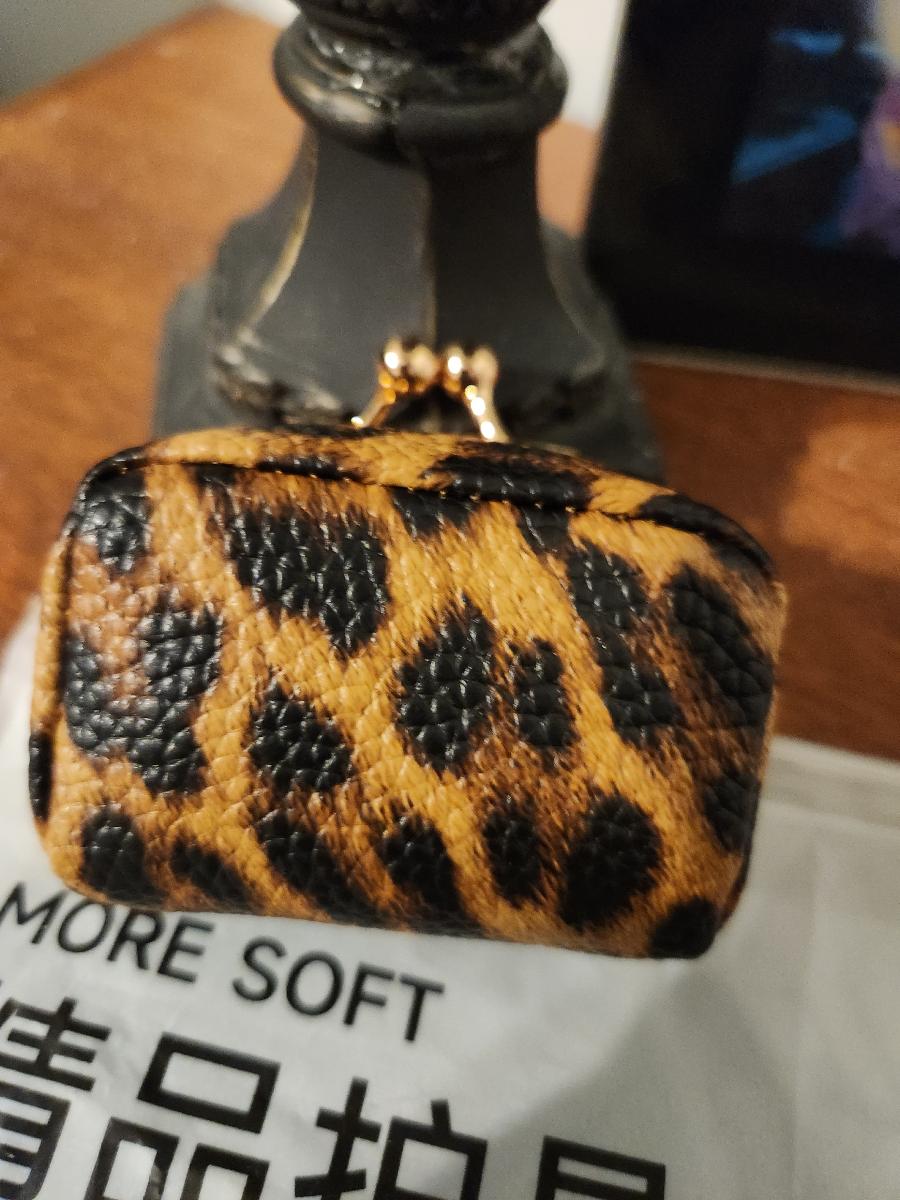 Women's Leopard Print Mini Vintage Style Portable Jewelry Box, Coin Purse with Clasp, Mini Travel Ring Box, Travel Jewelry Case, Women's Cosmetic Organizer, Suitable for Storing Earrings, Rings, Necklaces, and Bracelets. photo review