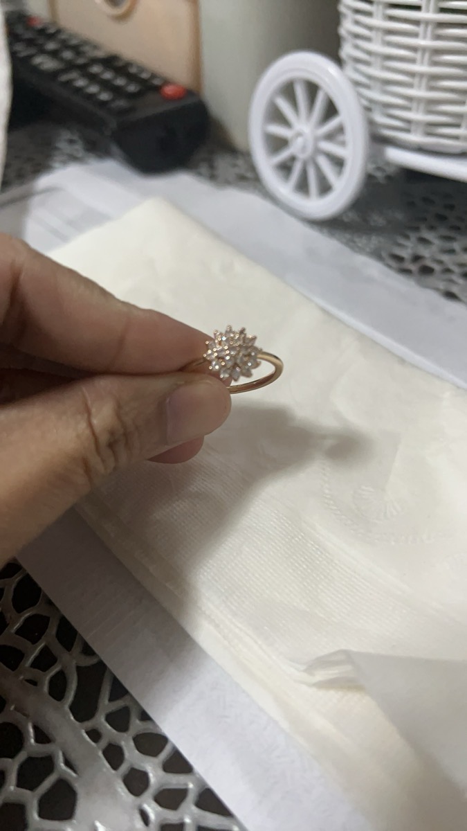 A Flower Design Copper Micro-Inlaid Synthetic Zirconia Wedding Wedding Ring photo review